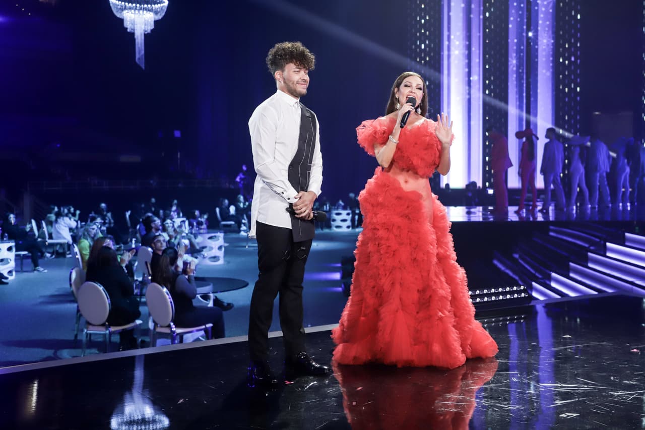 La cantante mostró su silueta y su ombligo, en las zonas en las que el voluminoso atuendo se complementaba con una capa de gasa del mismo color.