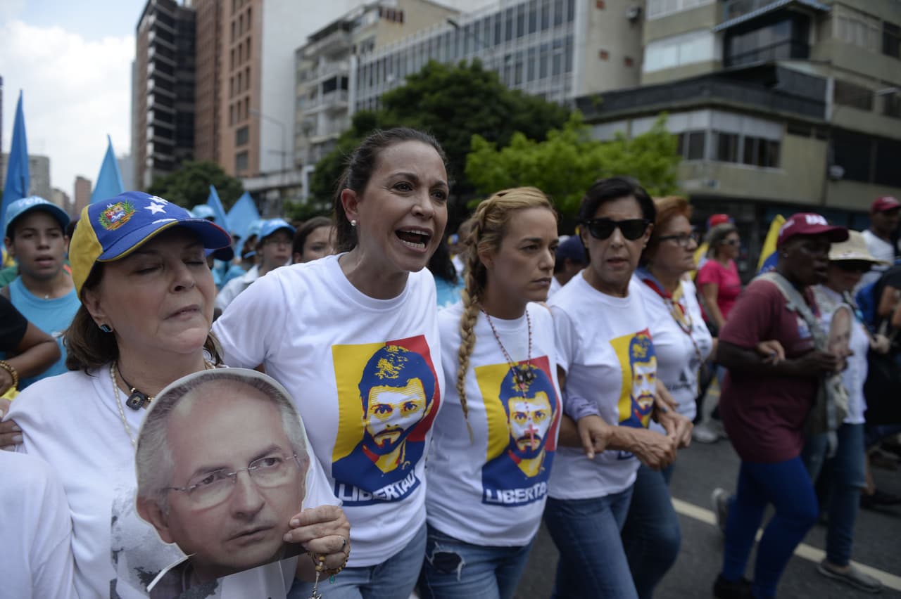 Varios líderes opositores estuvieron presentes en la protesta de este lunes. En la fotografía, Lilian Tintori (al centro) y Antonieta Mendoza, esposa y madre del preso político Leopoldo López. Junto a ellas Mitzi Capriles, esposa del político preso Antonio Ledezma y María Corina Macha, presidenta del partido ‘Vente Venezuela’.