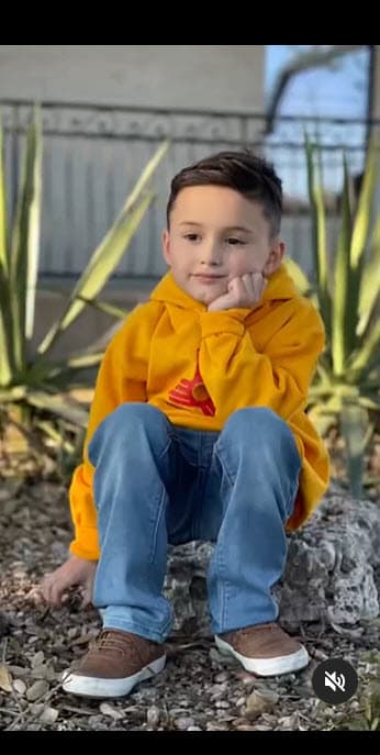 "Pasa la mitad de su tiempo con ella y la otra mitad conmigo. Aunque 
<b>a veces más conmigo, ya que ella está 'ocupada'</b>, y yo siempre estoy disponible para él", acusó. 
<br>