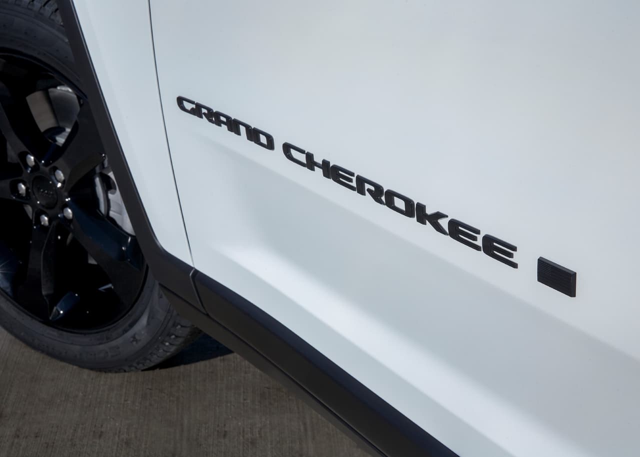 The new 2022 Jeep® Grand Cherokee L Limited Black Package adds 20-inch Gloss Black aluminum wheels, Gloss Black accents and badging, roof rails and a unique seven-slot grille to the already well-equipped Limited model.