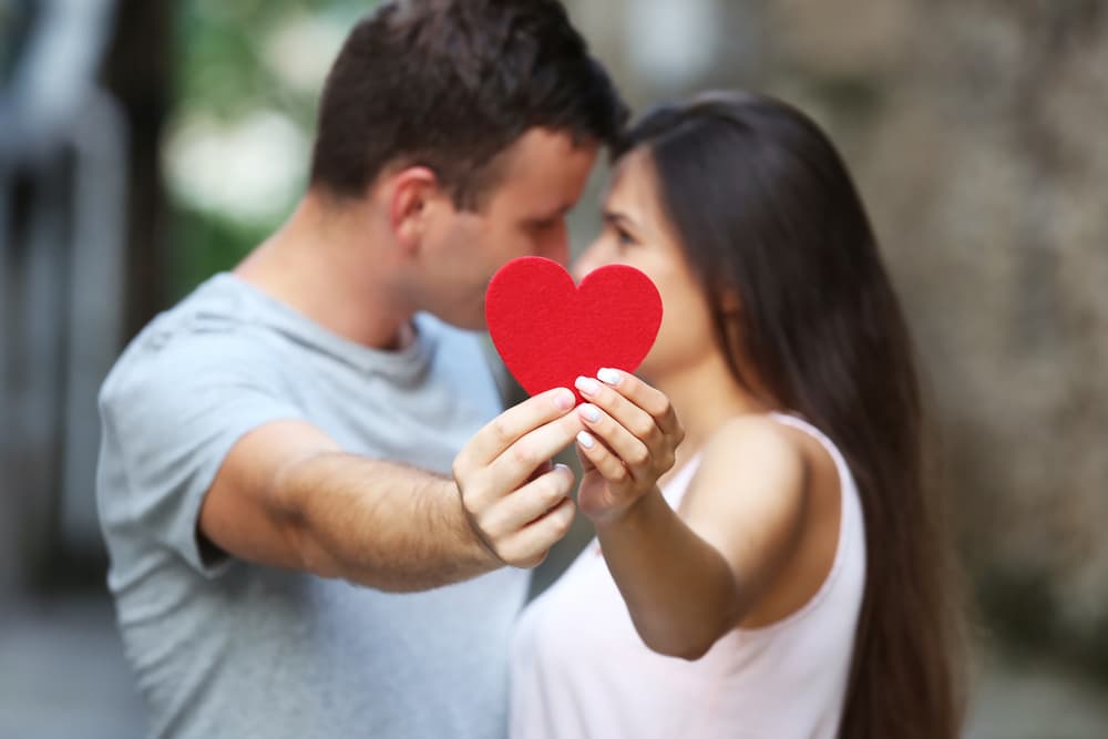 El amor, librano, está dándote vueltas y es menester que abras tu corazón, que no te cierres al llamado de la vida y te propongas vivir como tú sabes, con toda la energía que eres capaz y la elegancia discreta que te caracteriza.