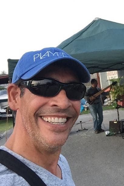 Recorriendo la isla, Johnny se encontró con unos músicos que hacían bailar a quien pasaba por ahí ¡Puro talento puertorriqueño!