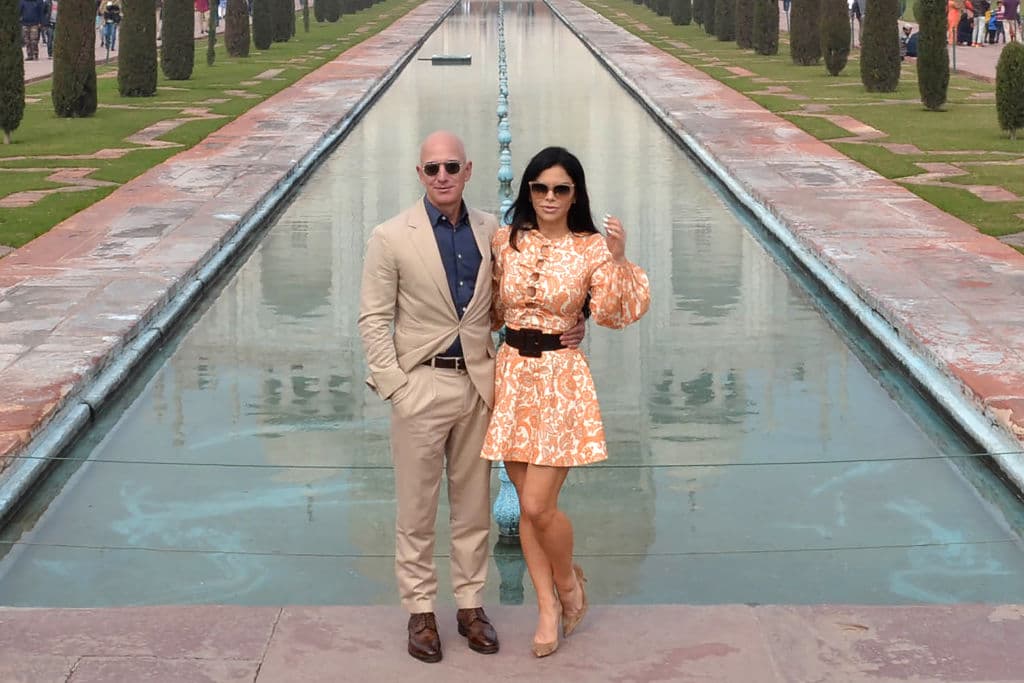 Bezos posa junto a su novia 
<b>Lauren Sanchez</b> durante una visita al Taj Mahal en enero de 2020.
<br>
<br>