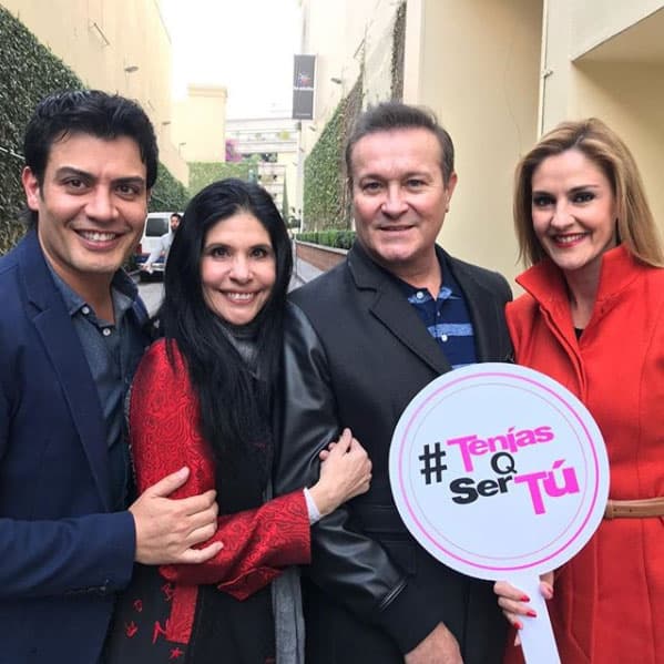 <b><a href="http://www.univision.com/temas/andres-palacios">Andrés Palacios</a></b> es el protagonista masculino, mientras que
<a href="https://www.univision.com/programas/novelas/surge-la-primera-fotografia-de-los-protagonista-de-tenias-que-ser-tu-fotos">Raquel Garza, Arturo Peniche y Chantal Andere</a> son parte del elenco adulto y tendrán bastante peso en la historia.