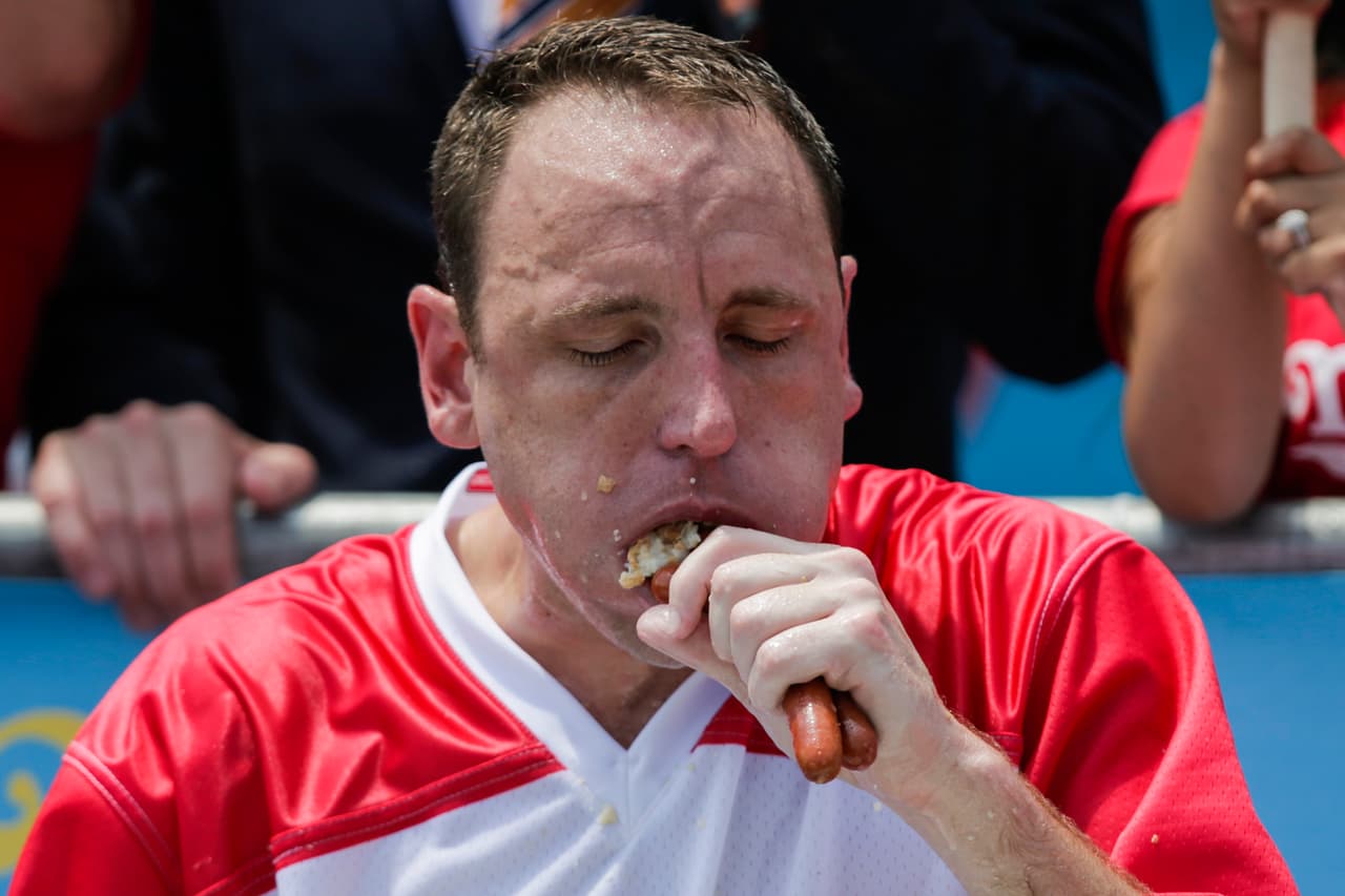 En la rama masculina, Joey Chestnut logró el primer lugar tras comer 74 perros calientes en 10 minutos.