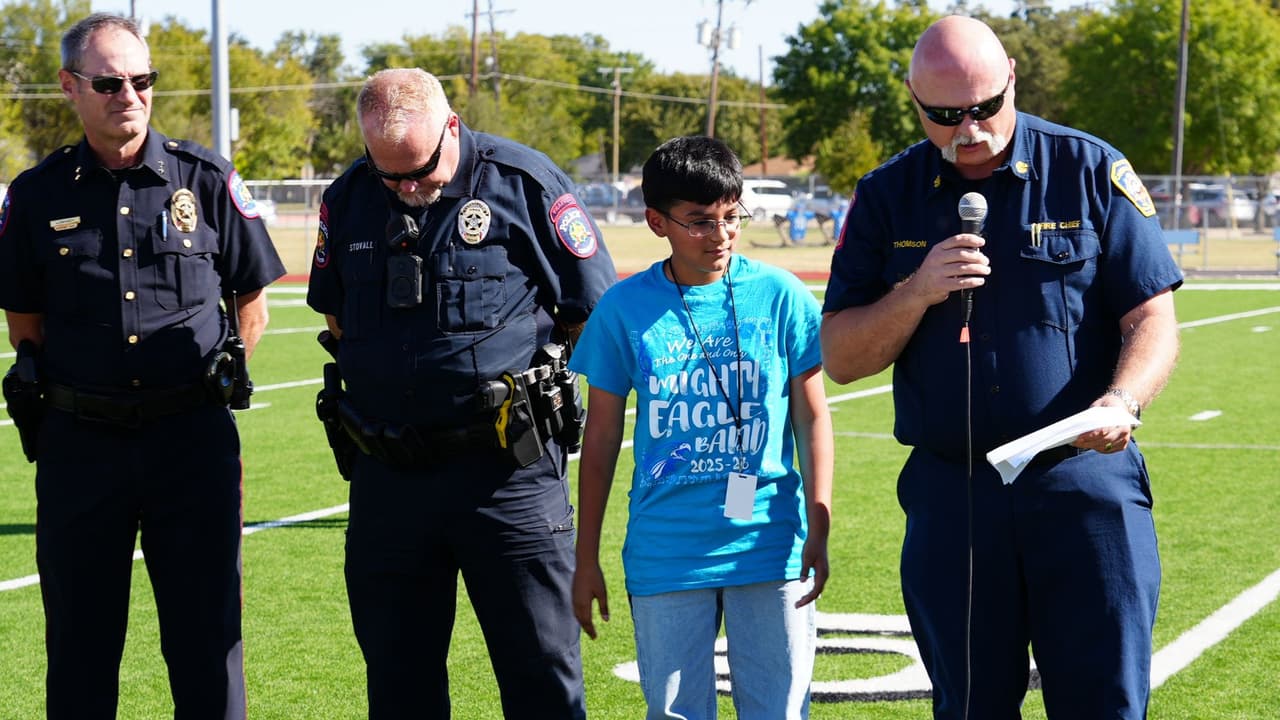 Bomberos y policía se unieron para reconocer la valentía de Jonathan Ibarra, el estudiante que rescató a su abuelo de un incendio en su hogar en el norte de Texas.
