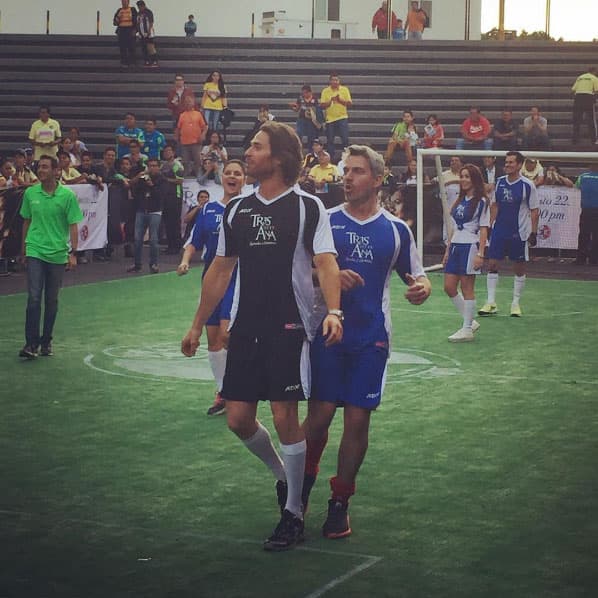 Este par de guapos argentinos demostraron que además de actores y modelos, llevan la pasión del fútbol en la sangre.