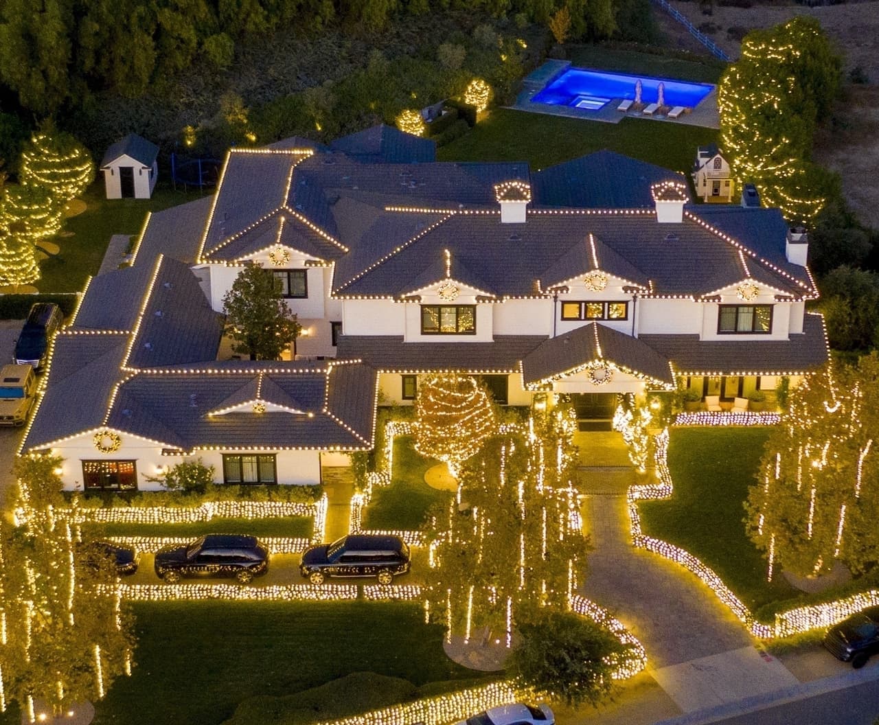 Luego de haber lanzado su colección inspirada en el Grinch, queda de manifiesto que la Navidad está instalada en el corazón de Kylie Jenner y de su pequeña hija Stormi.