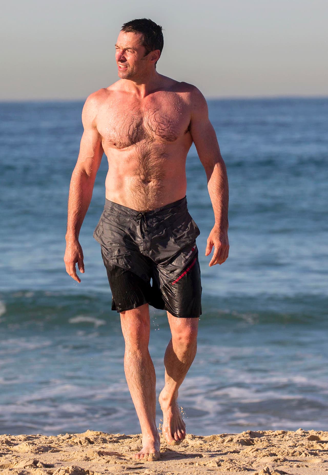 Con ese cuerpazo, luciendo un traje de baño negro.