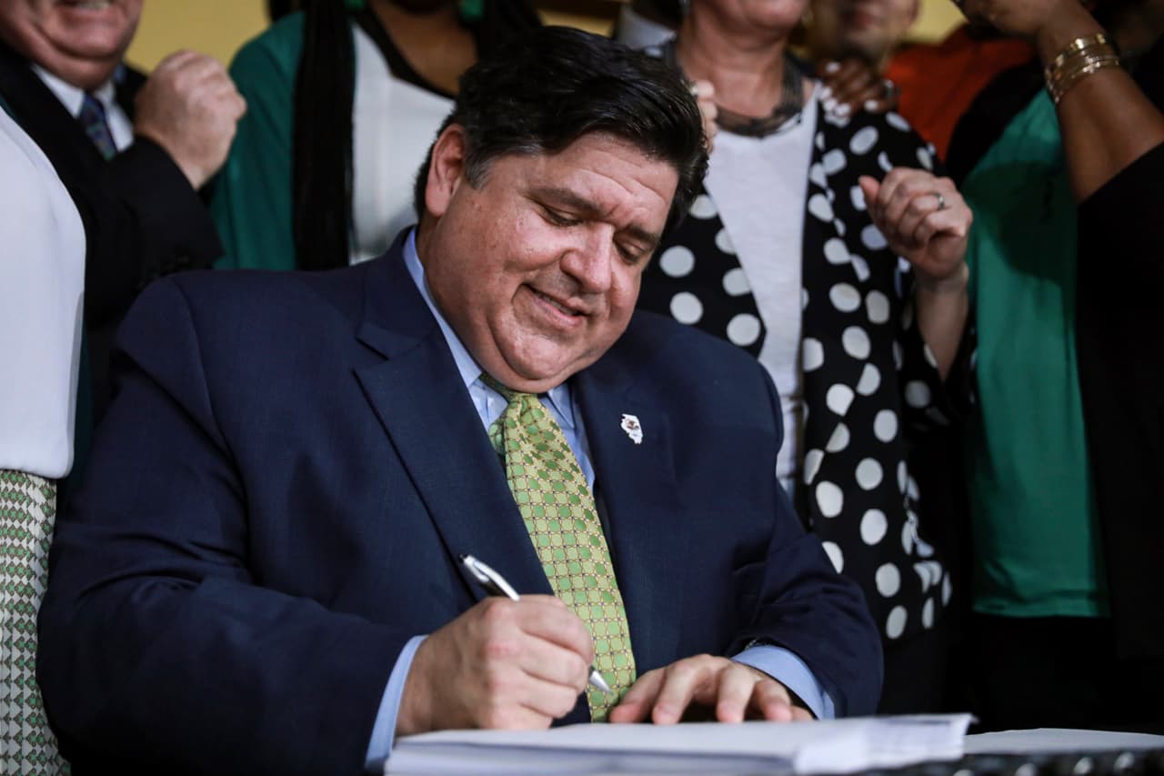 Gobernador Pritzker firma proyecto de ley que impide que los empleadores pregunten a los solicitantes sobre historial salarial