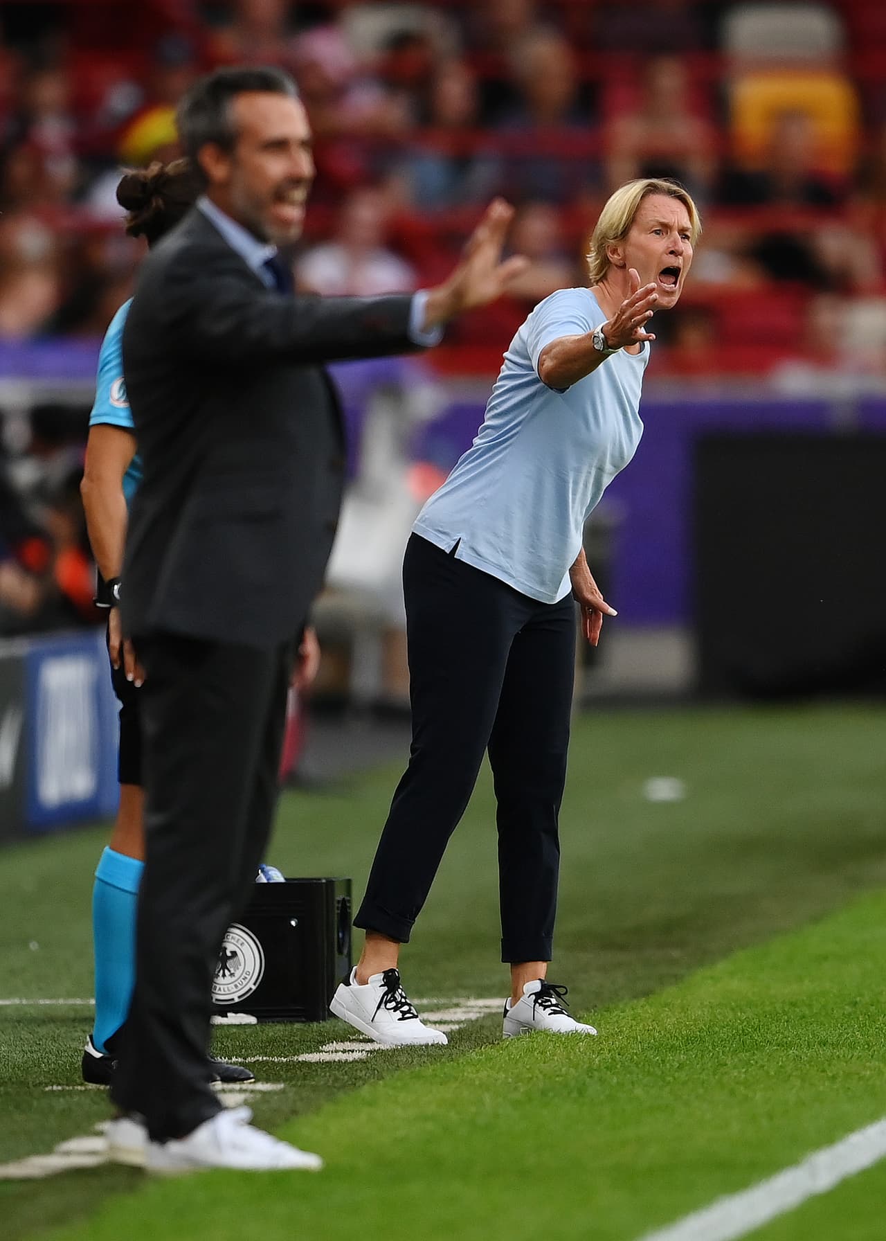 Martina Voss-Tecklenburg, entrenadora de Alemania, así como Jorge Vilda, de España, daban indicaciones.