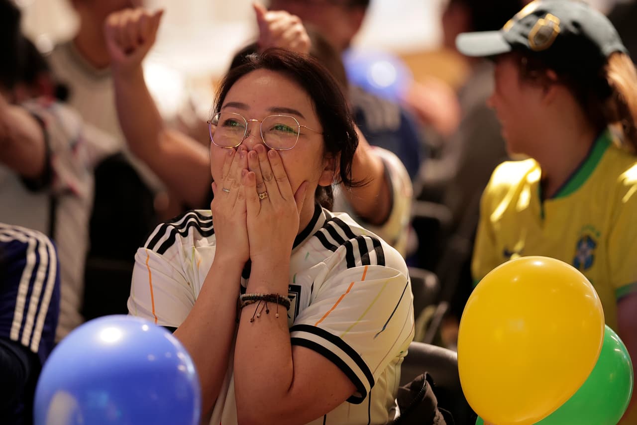 Un aficionado japonés reacciona mientras ve el partido de fútbol del Mundial entre Brasil y Japón en el distrito de Liberdade de São Paulo, Brasil, el lunes 29 de junio de 2026.