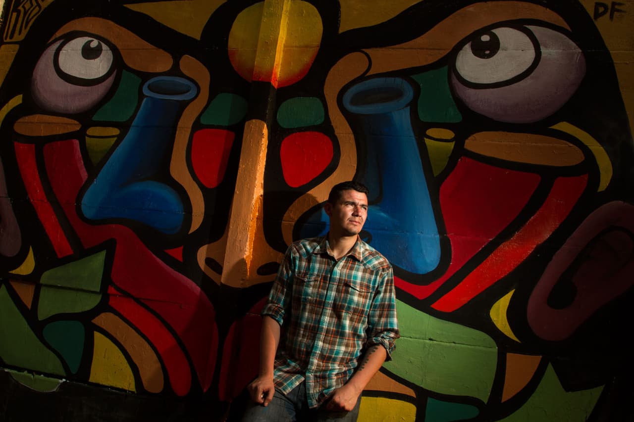 Rod Villa y su mural.