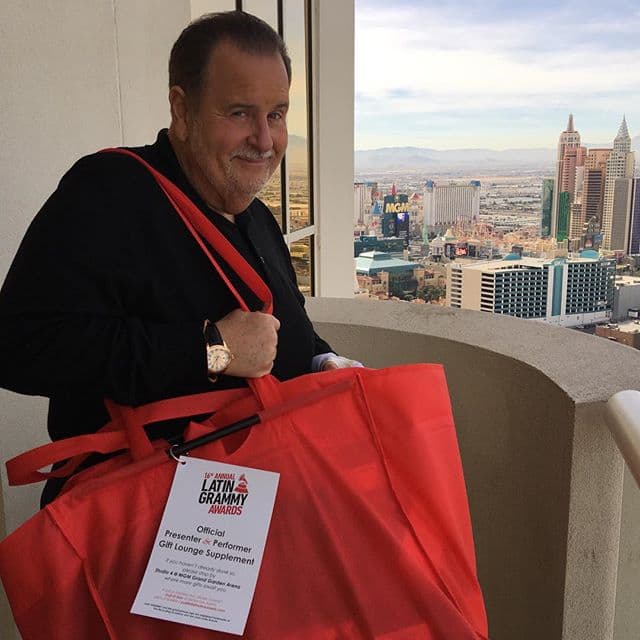 Raúl recibió una enorme bolsa de regalos.