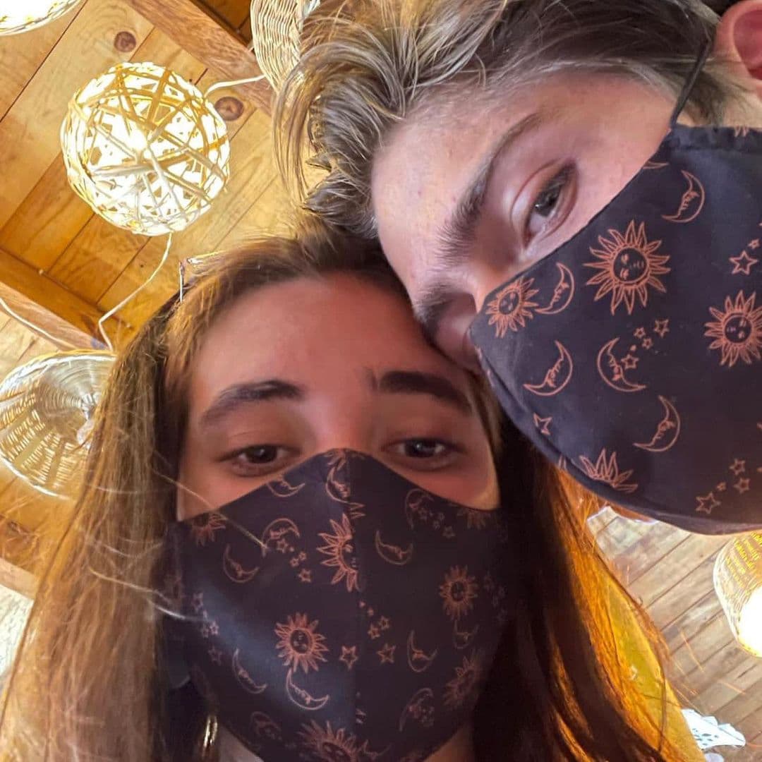 Esta no es la primera vez que comparten fotos juntos, a finales de septiembre Maya publicó varias fotografías en su perfil social de un recorrido que hicieron por Coyoacán, en la Ciudad de México.