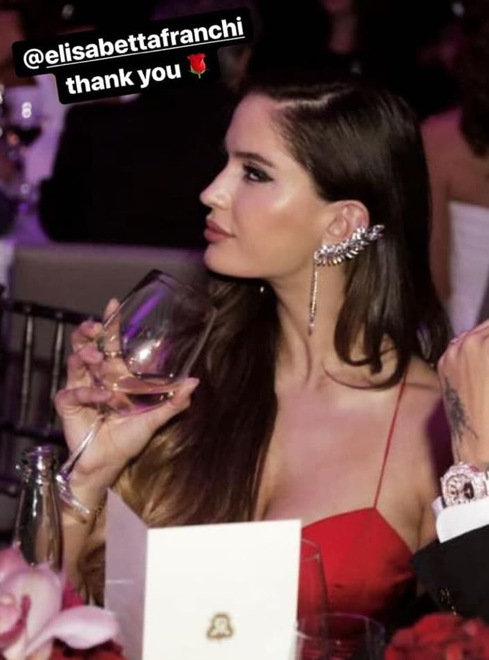 Natalia compartió hace unas horas una imagen donde se muestra con un vestido rojo, que fue el que utilizó el miércoles pasado en la gala de Eva Longoria, ¿querrá despistar?