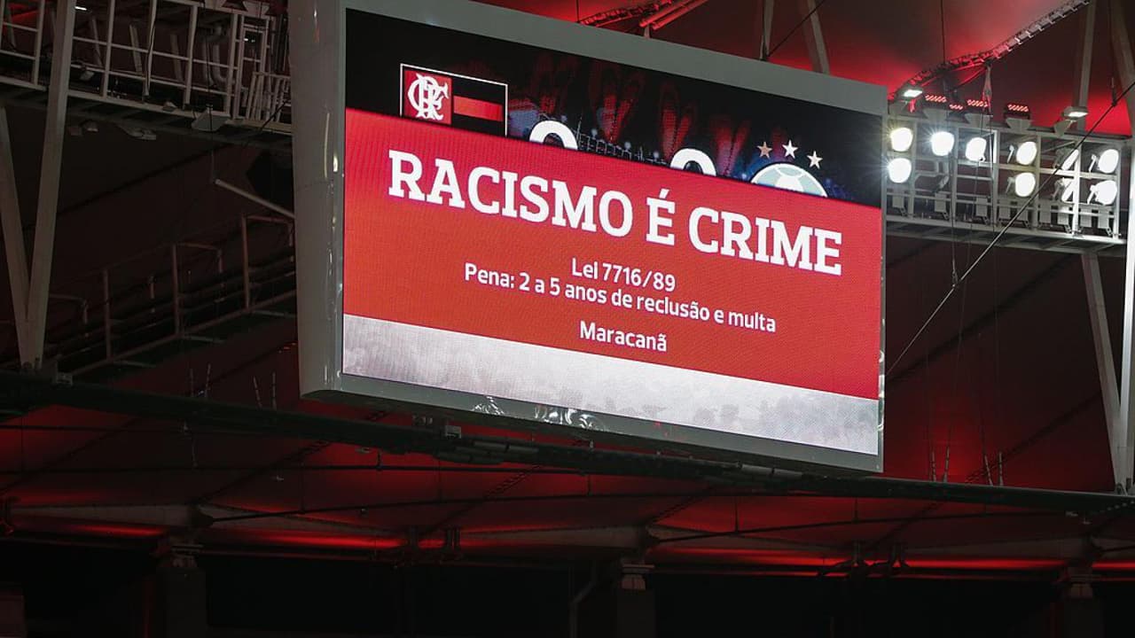 Brasil quitará puntos por racismo en los estadios