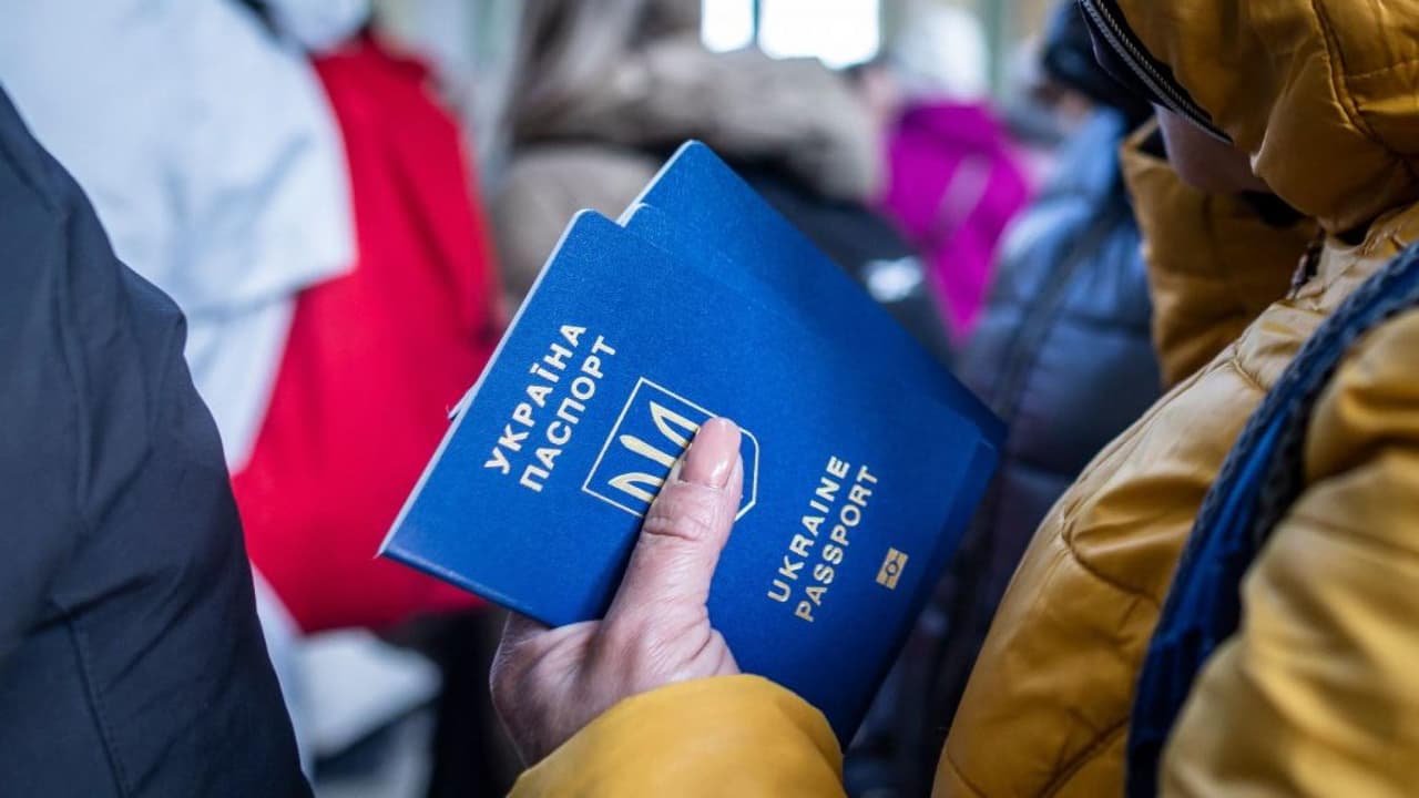 En la cuarta semana de la guerra en Ucrania, los rusos continúan con bombardeos causándole la muerte a decenas de personas. Hasta el momento, más de tres millones de personas han huido del país. Tetiana Fedchenko vivió en Kiev, la capital ucraniana; ella cuenta que al segundo día de la guerra huyó del país, pero tuvo que dejar atrás a su familia.