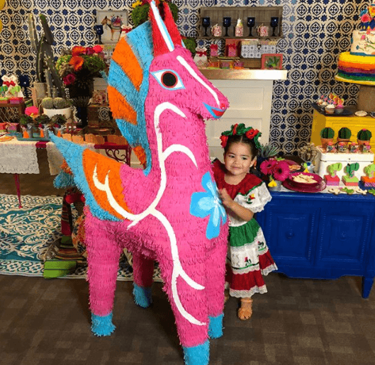 Giulietta posó feliz junto a su piñata y la hermosa decoración que sus papás prepararon.