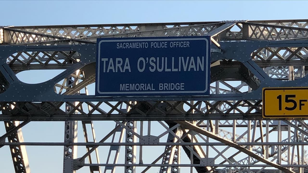 El puente de la calle H, que une a East Sacramento con Arden, ahora lleva el nombre Puente Memorial Oficial Tara O’Sullivan. A un lado del puente queda la universidad Sacramento State, donde O’Sullivan estudió en camino a convertirse en policía.