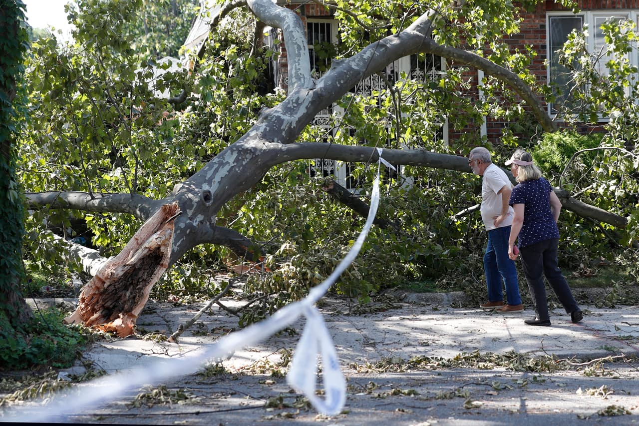 Isaías deja al menos seis muertos a su paso por EEUU y avanza como ciclón postropical en Canadá
