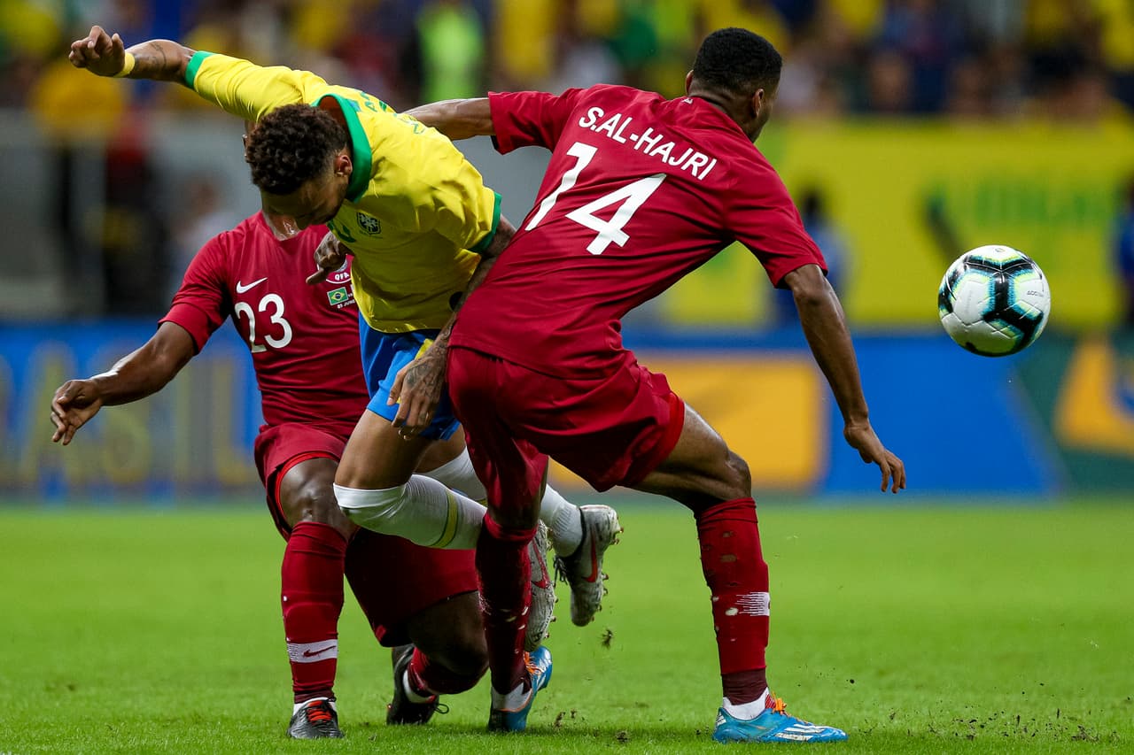 Assim Madibo frenó al crack brasileño quien resultó fuertemente afectado de su tobillo derecho cuando quiso evitar la falta.
