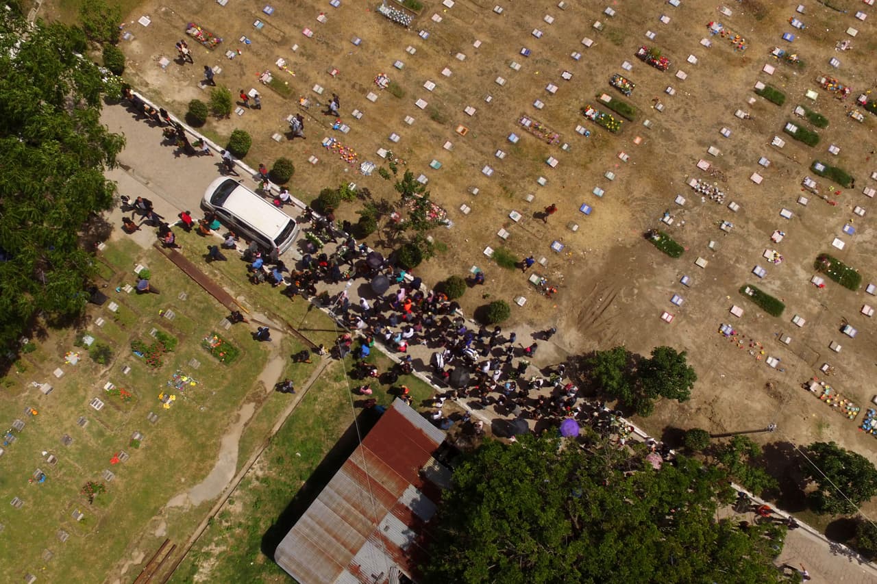Familiares y amigos de Oscar Alberto Martínez Ramírez y su hija Valeria acompañan los féretros que llevan sus cuerpos en el Cementerio de La Bermeja, donde fueron enterrados en una ceremonia privada en San Salvador, El Salvador.
<a href="https://www.univision.com/noticias/america-latina/un-padre-migrante-intenta-rescatar-a-su-hija-de-la-corriente-en-el-rio-bravo-y-los-dos-mueren-ahogados">Los migrantes perdieron la vida el pasado 23 de junio intentado llegar a EEUU a través del río Bravo</a>, o río Grande para los estadounidenses.
