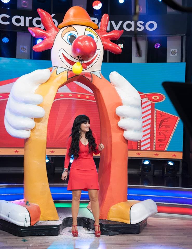 Casi la carga el payaso.