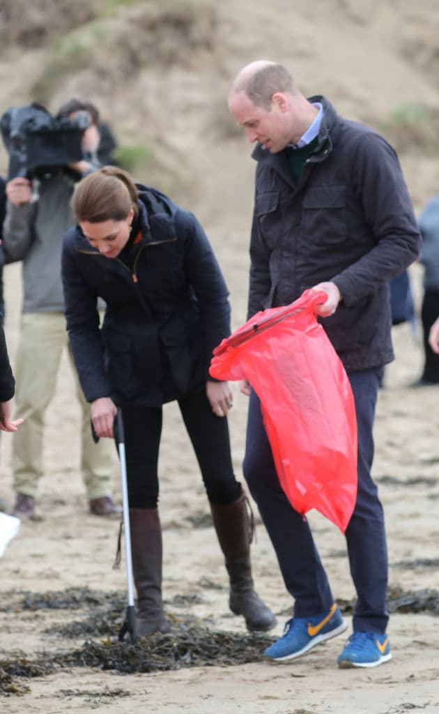 Kate Middleton escogió una chamarra azul marino de la marca Troy London, así como unas botas tipo cazador de la firma Penelope Chilvers, informó la revista 
<a href="https://www.elle.com/uk/life-and-culture/a27407920/the-duke-and-duchess-of-cambridge-newborough-beach-wales/" target="_blank">Elle</a>.