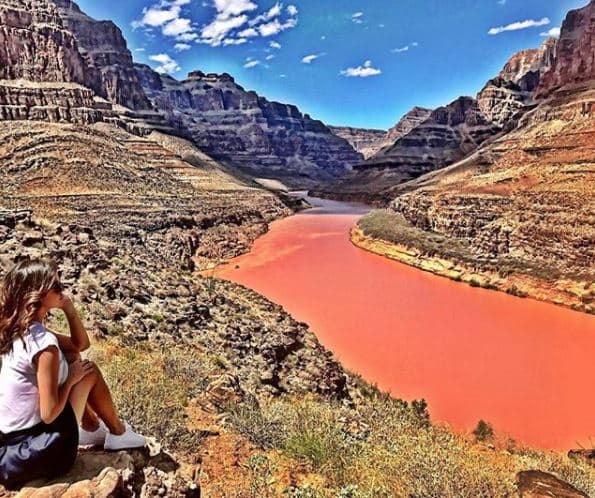 De hecho, se subió a un helicóptero y se aventuró a visitar el Gran Cañón del Colorado, para hacer una de sus notas. Aquí con tres meses de embarazo.
