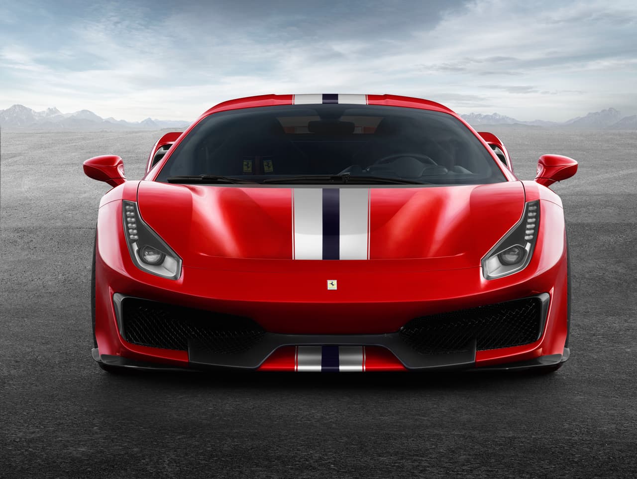 Es 90 kilos más ligero que un 488 GTB y 50 caballos de fuerza más poderoso. El peso de este auto es de 2,821 libras (1280 kg). Sus medidas son: 181 pulgadas (4,605 mm) de largo, 78 pulgadas (1,975 mm) de ancho y 47 pulgadas (1,206 mm) de alto.