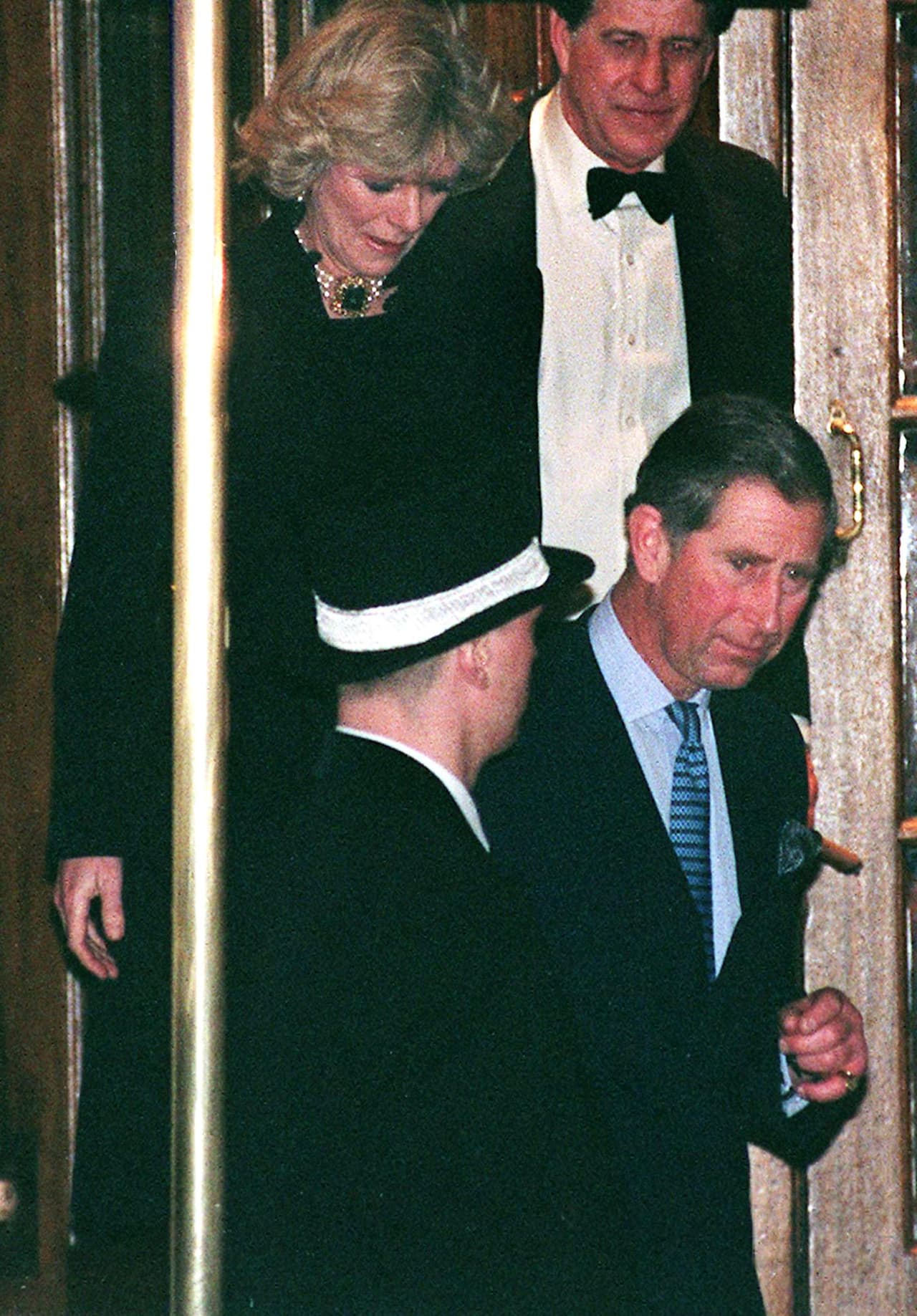 Recordemos: el príncipe Carlos y Camilla estuvieron juntos durante dos años por primera vez en 1971. Fueron presentados por una amiga en común, Lucia Santa Cruz, con la que, al parecer, el príncipe Carlos también tuvo una relación en 1970. 
<br>