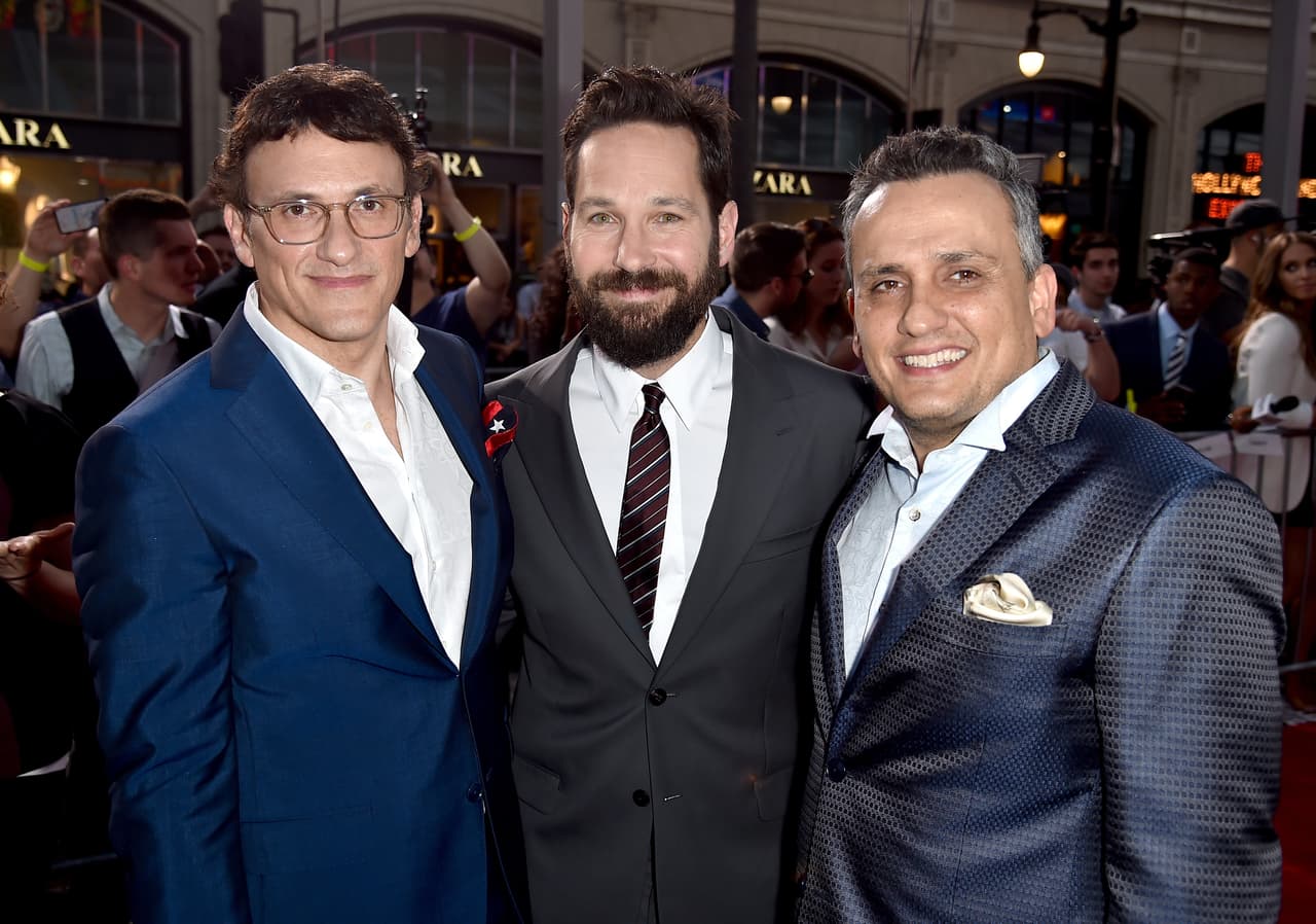 Paul Rudd con los directores, los hermanos Russo.