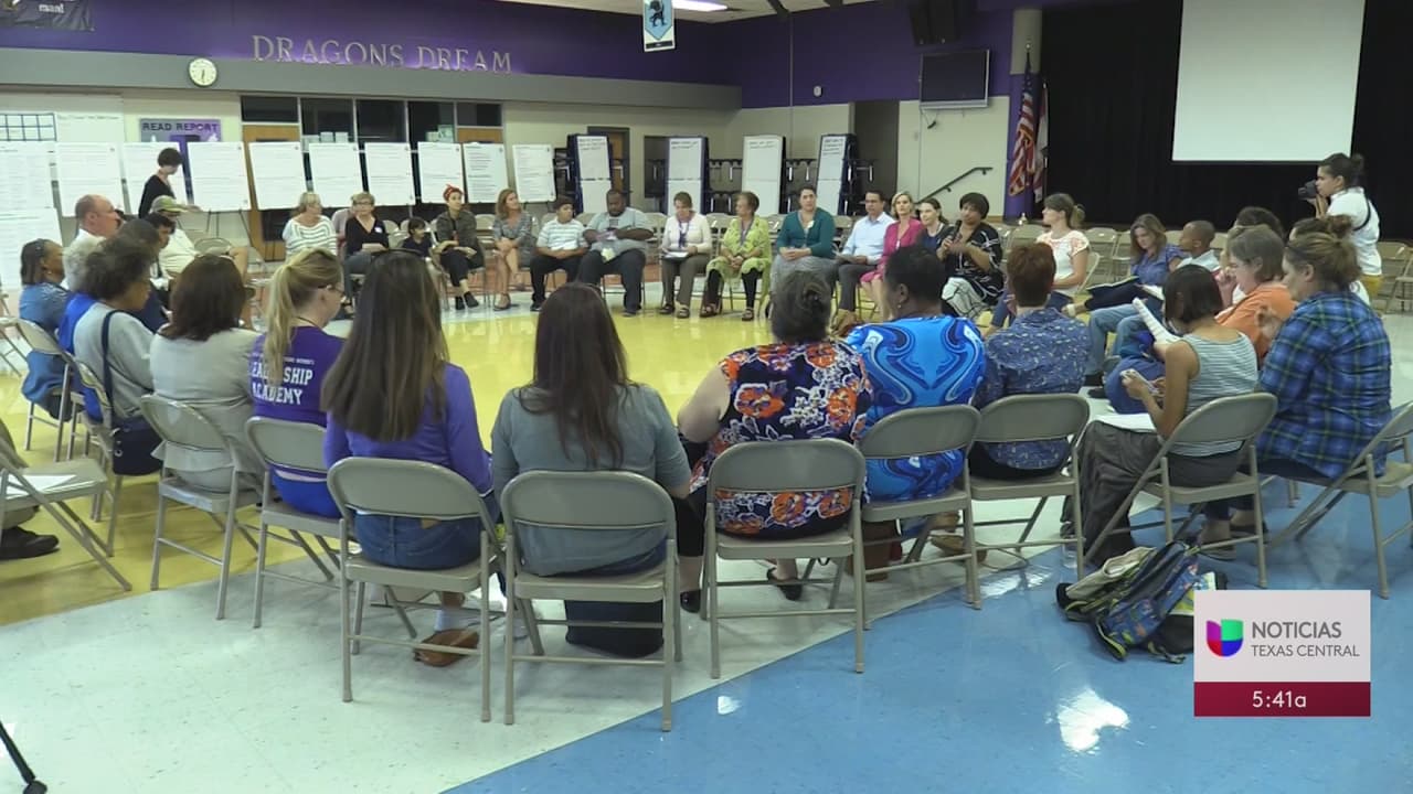 Líderes del distrito escolar de Austin se reúnen con padres para discutir posible cierre de escuelas