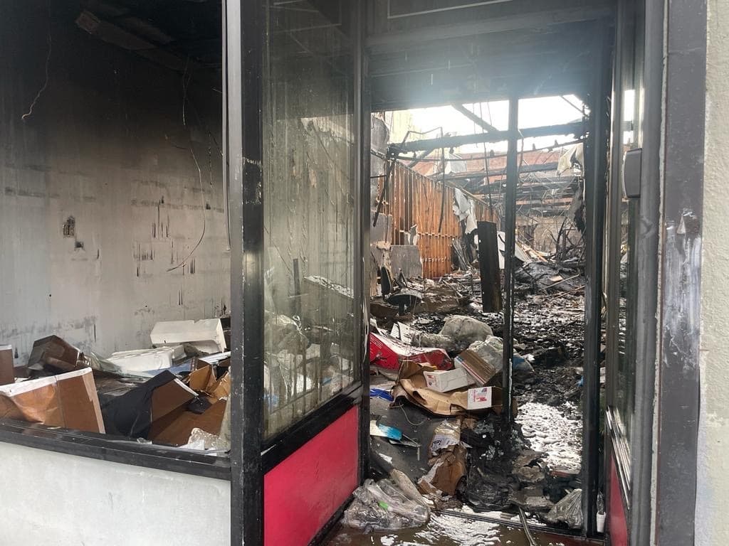 Sobre los trabajadores atrapados, se supo que fueron rescatados a tiempo y ninguno resultó herido.