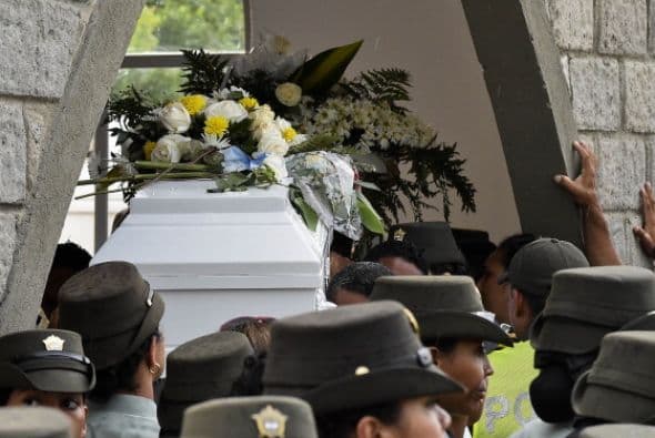 A lo largo de las 80 millas que separan a Barraquilla de Fundación, los padres de las víctimas recibieron múltiples muestras de apoyo y cariño.