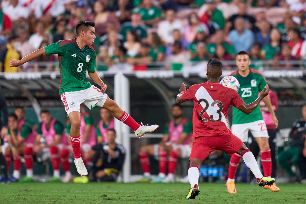 El 'Chucky' Lozano fuie el héroe en un partido apretado que se perfilaba para un empate sin goles.