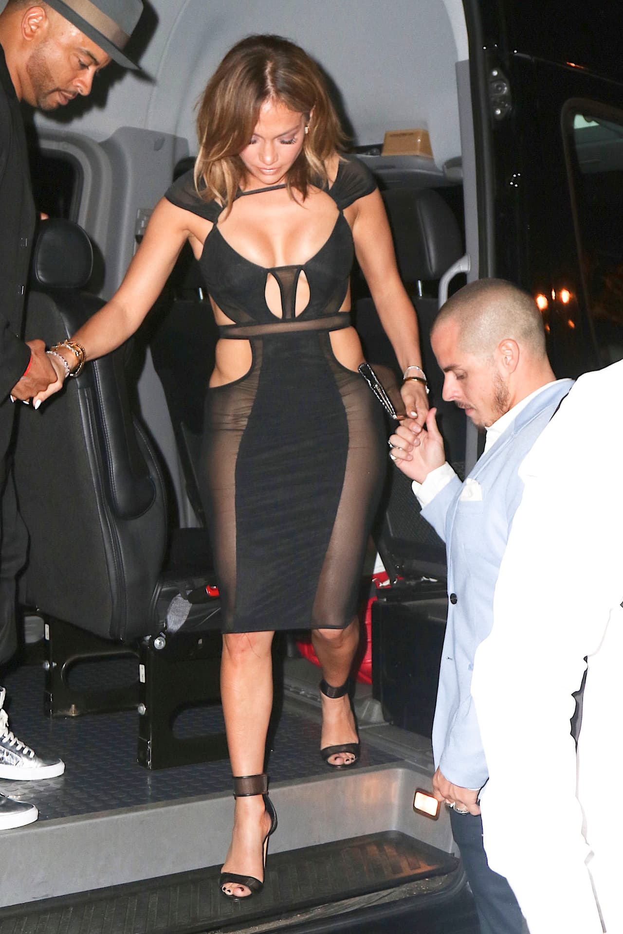 Hasta para moverse, su amado Casper Smart tuvo qué ayudarla.