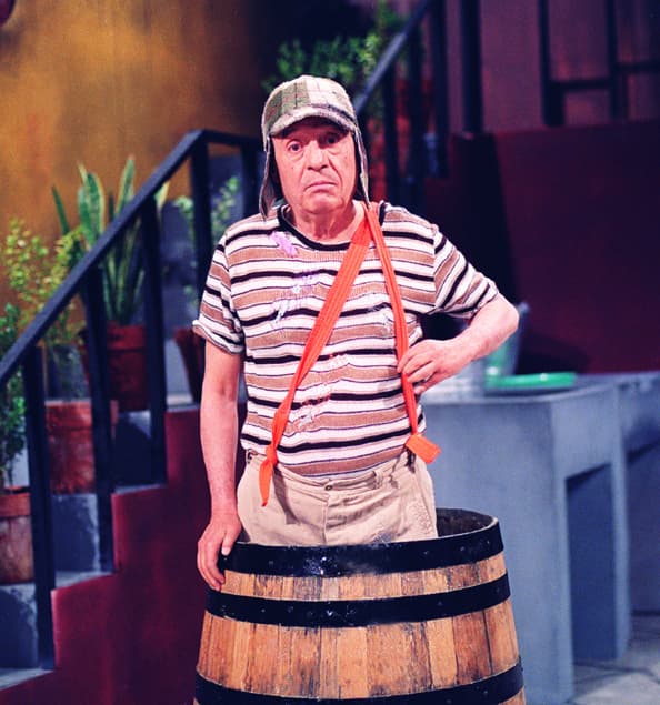 ¡Eso, eso, eso, eso! El Chavo vivía en el patio principal de la vecindad, propiedad del Señor Barriga.