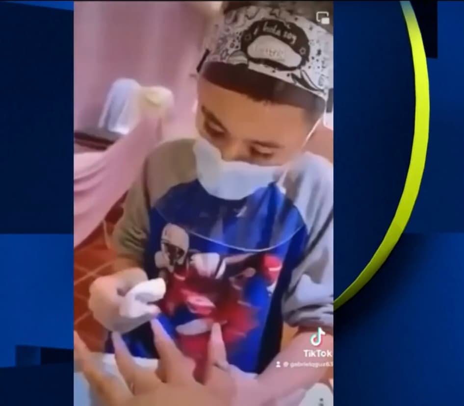 Aprovechando que su madre es dueña de un salón de belleza, Gabriel puso manos a la obra y
<b>aprendió en pocos días el arte de las uñas acrílicas</b>, con la intención de generar más dinero y así alcanzar la cifra requerida.
<br>