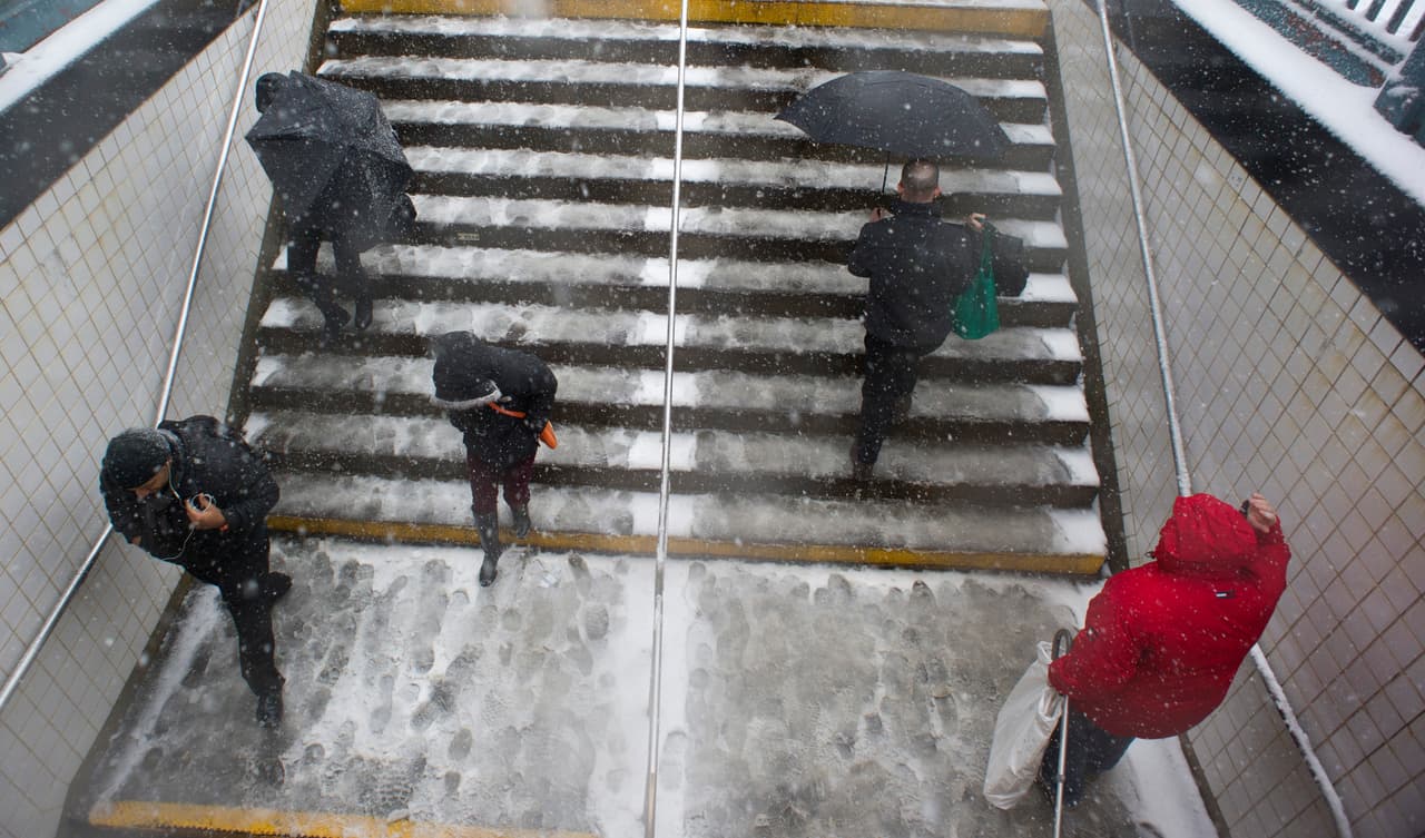 <b>Transporte</b>
<br>
<br>Hasta el momento, no se han anunciado planes de suspender el servicio de subway. Sin embargo, podría haber retrasos en los servicios de buses y trenes.
<br>
<br>Puedes revisar las actualizaciones del servicio aquí: 
<a href="https://new.mta.info/"><u>https://new.mta.info/</u></a>