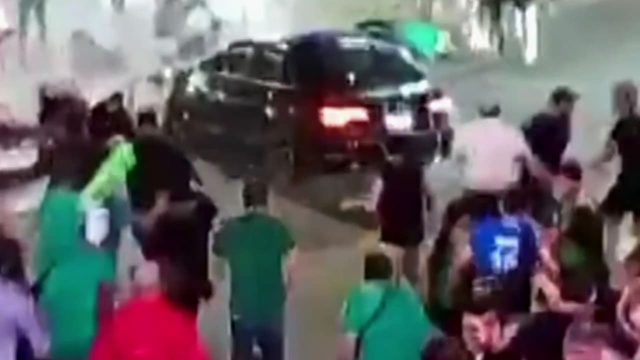 Video capta a conductor que atropella a aficionados de México durante festejos por la Copa