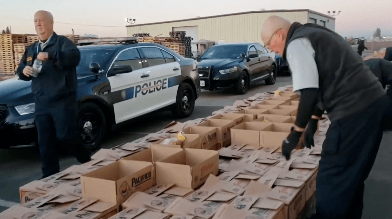 Desde muy temprano, este jueves 19 de diciembre comenzó la operación de entrega de canastas navideñas. Los oficiales participantes se preocuparon de llenar las 500 cajas de manera igualitaria.