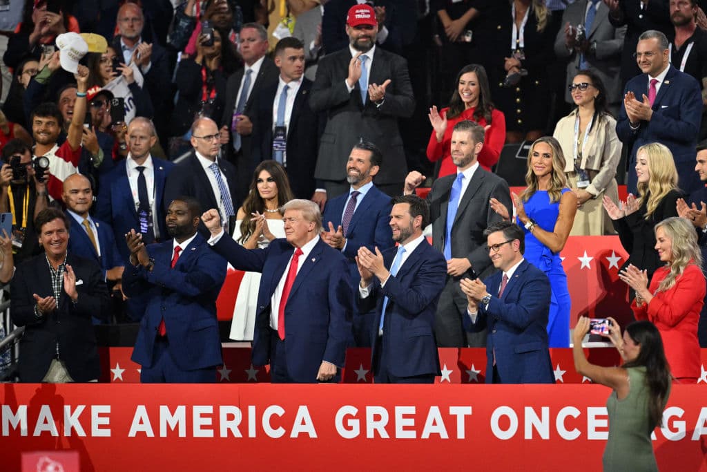 Trump se ubicó en el palco de personalidades, rodeado de familiares y miembros destacados del Partido Republicano.