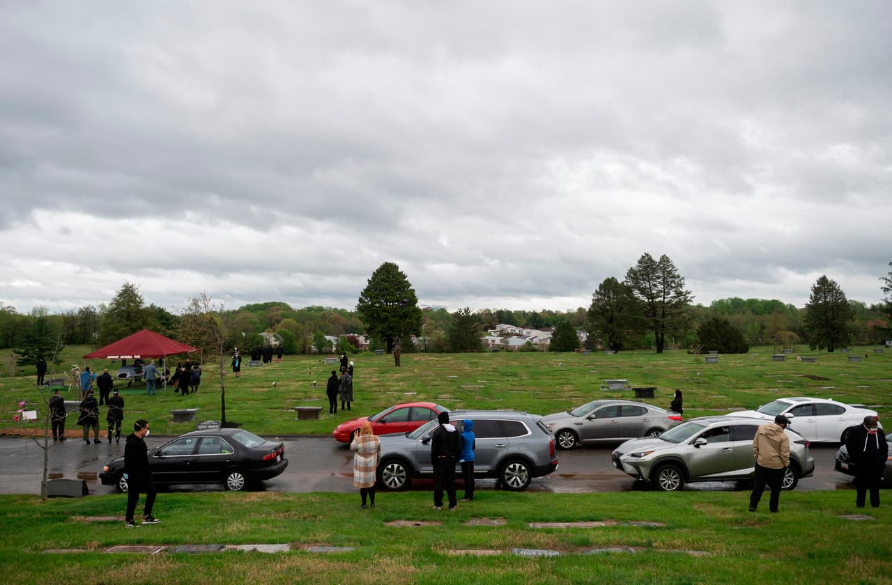 Luego del acto en el ayuntamiento los amigos y familiares del pastor pudieron acompañarlo al entierro en el cementerio Harmony, en Seat Pleasant, donde debieron respetar las normas de distanciamiento.