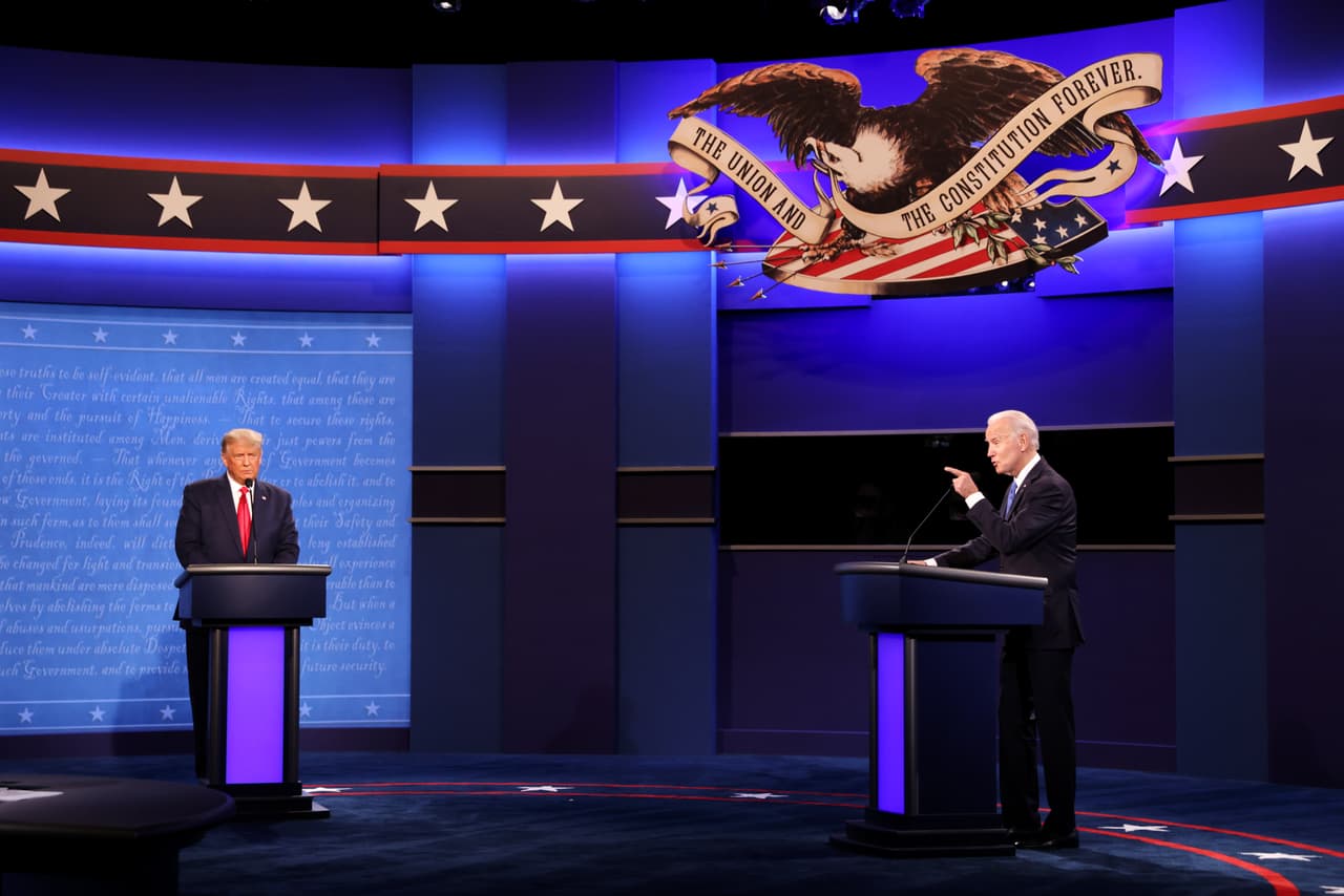 Sobre el señalamiento permanente que Biden hace con su mano derecha, Lescano dijo: "Está delegando responsabilidad. Lo que está siendo es interactuar con el público. Se está dado protagonismo en la comunicación, en la interacción".