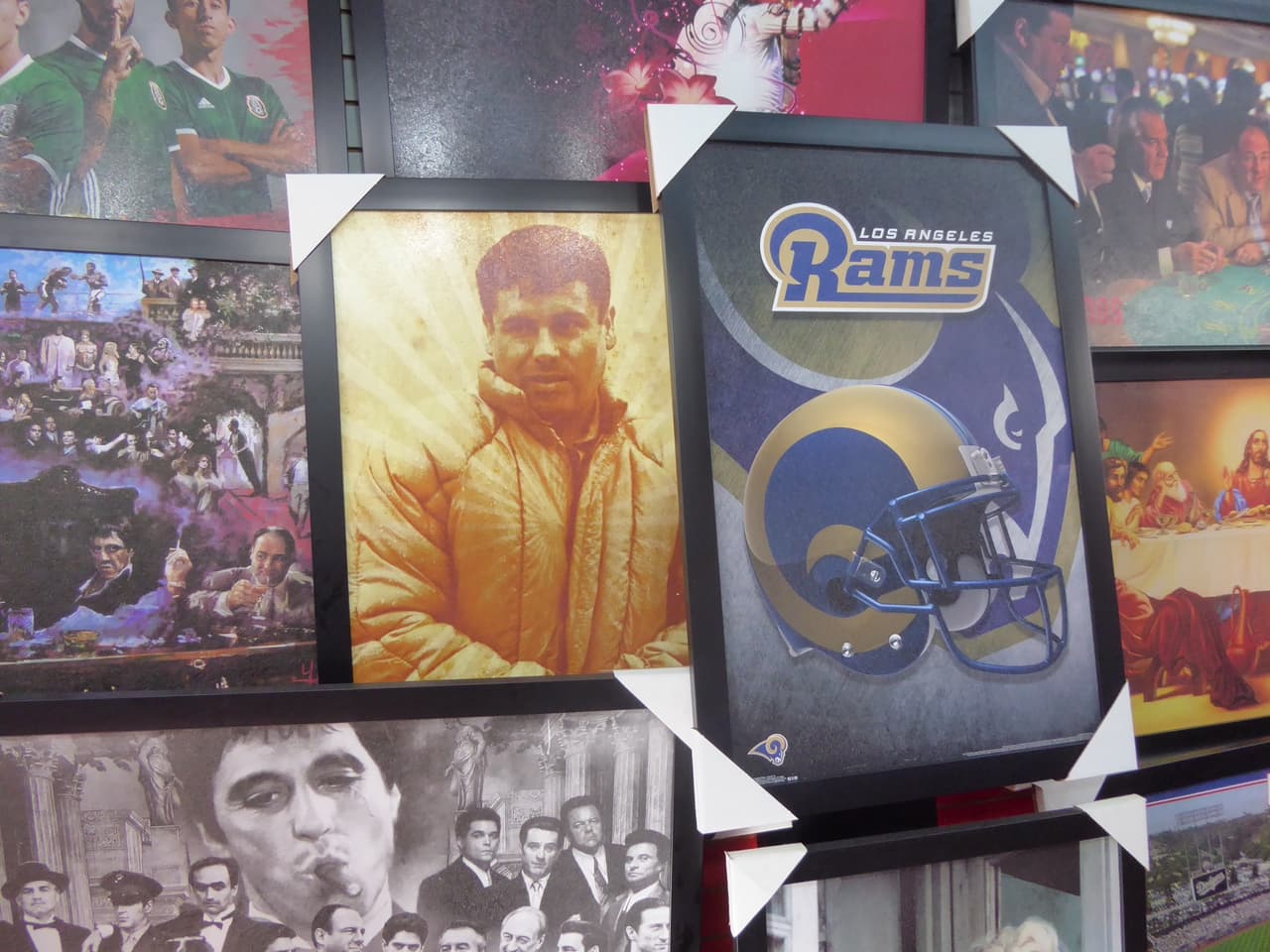 La imagen de un sonriente y joven Joaquín ‘El Chapo’ Guzmán se vende enmarcada en el Distrito de la Moda de Los Ángeles