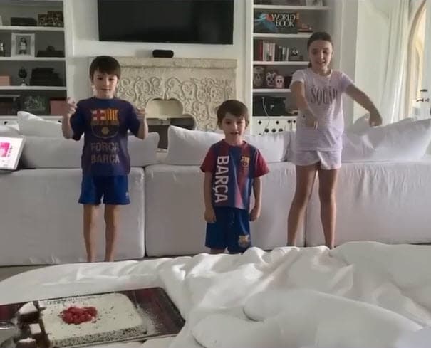 Las fotos familiares dejan 
<b><a href="https://www.univision.com/famosos/ines-gomez-mont-esposo-victor-manuel-alvarez-puga-fiscalia-interpol-ficha-roja">al descubierto partes de la mansión</a></b>, como esta que es la principal y tiene chimenea.
<br>