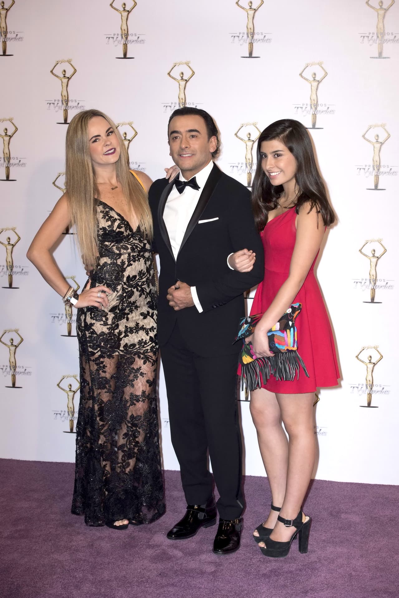 Fue el mismo Adal Ramones quien confesó que su hija Paola y Karla llevan una excelente relación: "Son como cómplices, cuchichean, se van de shopping juntas y llevan una relación coordial".