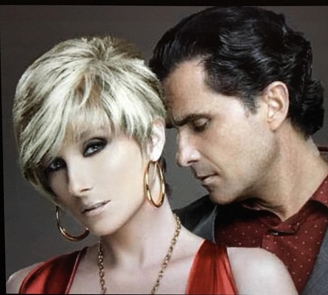 “Yo la conocí a Christian en una revista que era muy famosa en ese momento, Tele-Guía. Andábamos de gira Ana Martin y yo. La vi en la revista. (Decía) que acababa de llegar de Argentina, (y se le hizo) guapísima. Y yo le enseñé la revista a Ana Martin y le dije: ‘Mira lo que me trajeron’. Y luego la conocí”, relató en una entrevista el actor a el programa El minuto.